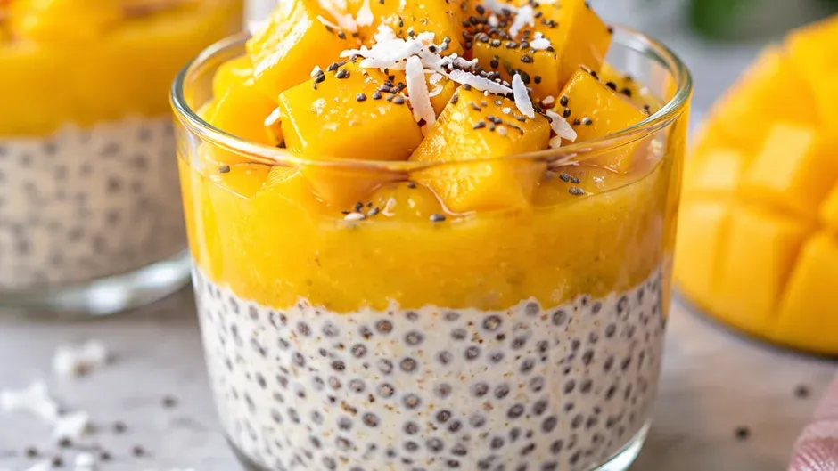 Foto de copinhos de Pudim de Chia com Manga pronto para servir